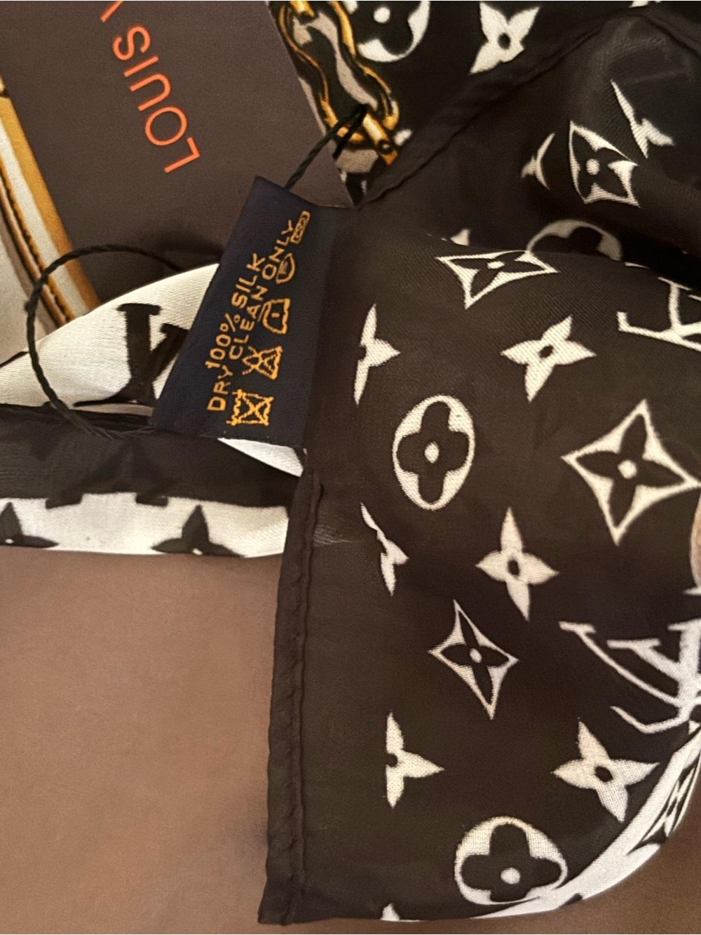 100 % Silk Louis Vuitton Black, White & Gold Monogram Silk Wrap - Picture 5 of 5
